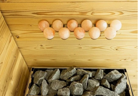 Zalety soli himalajskiej w saunie i jak ją tam stosować