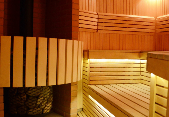 Tradycyjna sauna z piecem opalanym drewnem