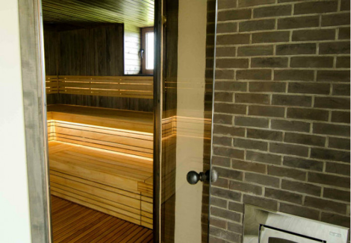 Sauna z ciemnym wnętrzem i oknem