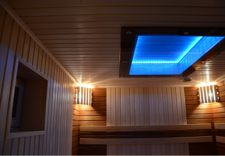 Sauna z piecem opalanym drewnem i szklanym sufitem