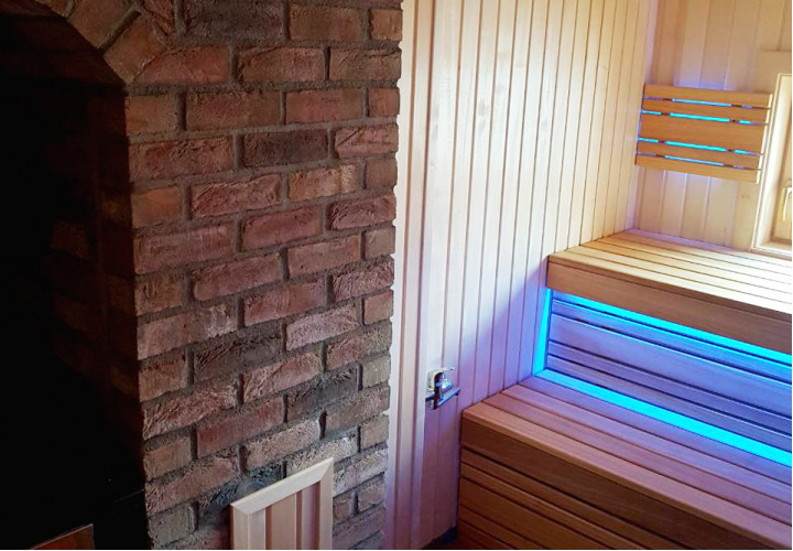 Sauna z piecem akumulacyjnym i oknem