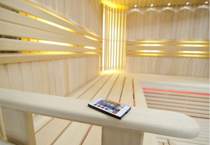 Jasna sauna z regulowanym oświetleniem LED