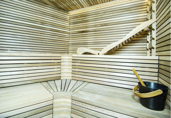 Sauna z ergonomiczną ławką i drewnem cedrowym