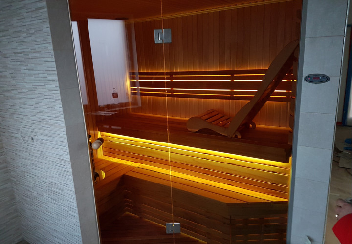 Sauna z ergonomiczną ławką i drewnem Abachi