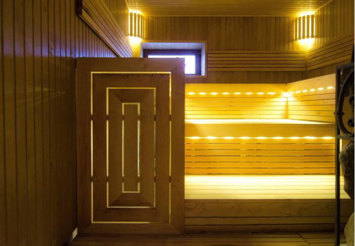Sauna z trzypoziomowymi ławkami z drewna olchowego