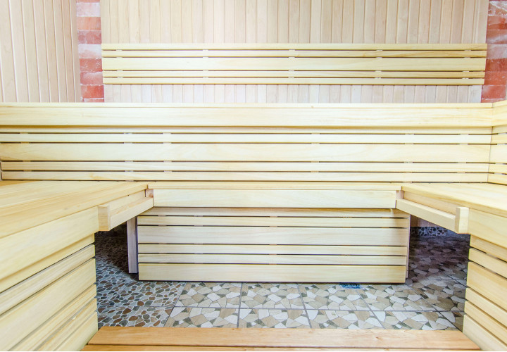 Sauna ze ścianą z soli himalajskiej i przesuwną ławką