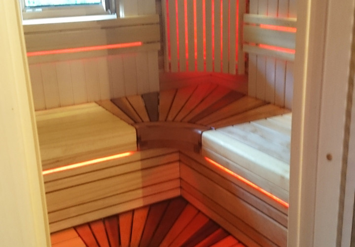 Sauna z piecem typu zamkniętego i oknem