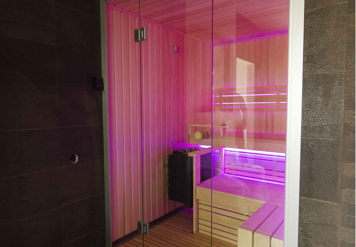 Sauna z kolorowym oświetleniem LED i systemem nagłośnienia