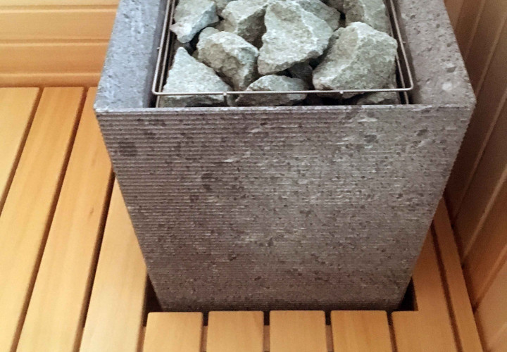 Sauna z wbudowanym piecem i panoramicznym oknem