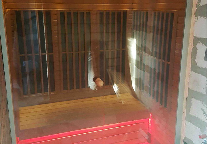 Sauna na podczerwień z przeszklonym frontem i oświetleniem LED