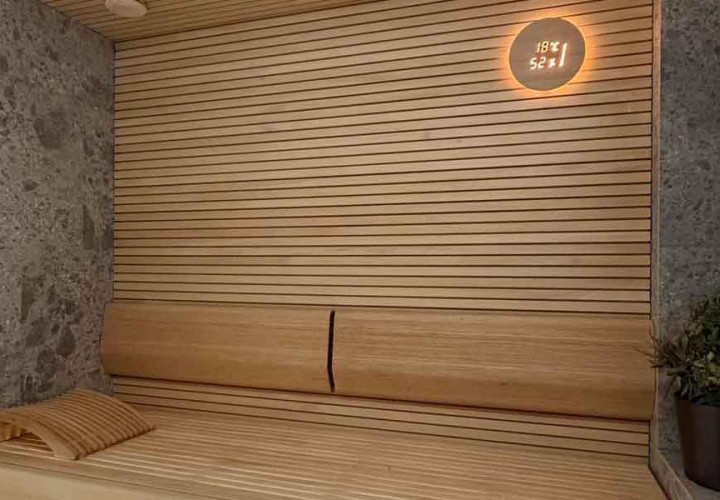 Sauna wykończona drewnem i kamieniem