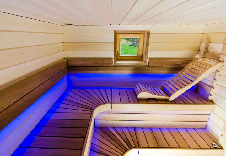Sauna z piecem akumulacyjnym i zewnętrznym paleniskiem