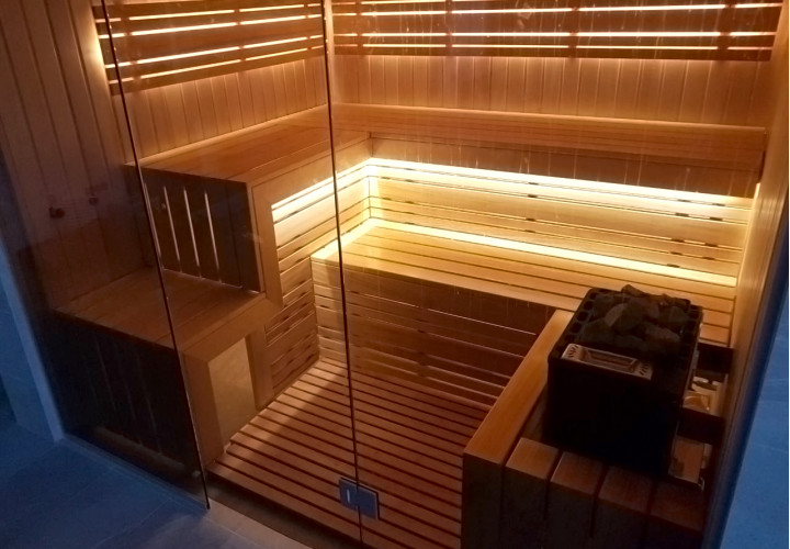 Sauna z przeszklonym frontem i widokiem na basen