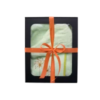 Zestaw prezentowy w pudełku prezentowym dla NIEJ. Damski czepek do sauny i fartuch JASNOZIELONY