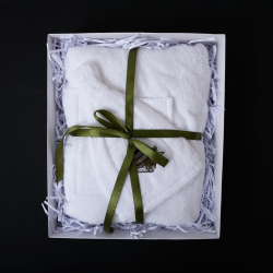 Zestaw prezentowy dla Niej - BIAŁY, 75x140 cm, w pudełku prezentowym. Fartuch i czapka do sauny 