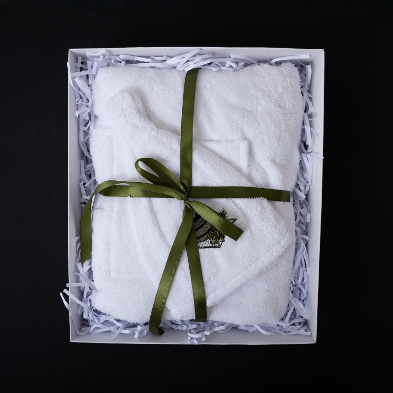 Zestaw prezentowy dla Niej - BIAŁY, 75x140 cm, w pudełku prezentowym. Fartuch i czapka do sauny
