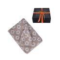 Zestaw prezentowy dla Niej - KWIATY, 75x140 cm, w pudełku prezentowym. Fartuch i czapka do sauny - 0