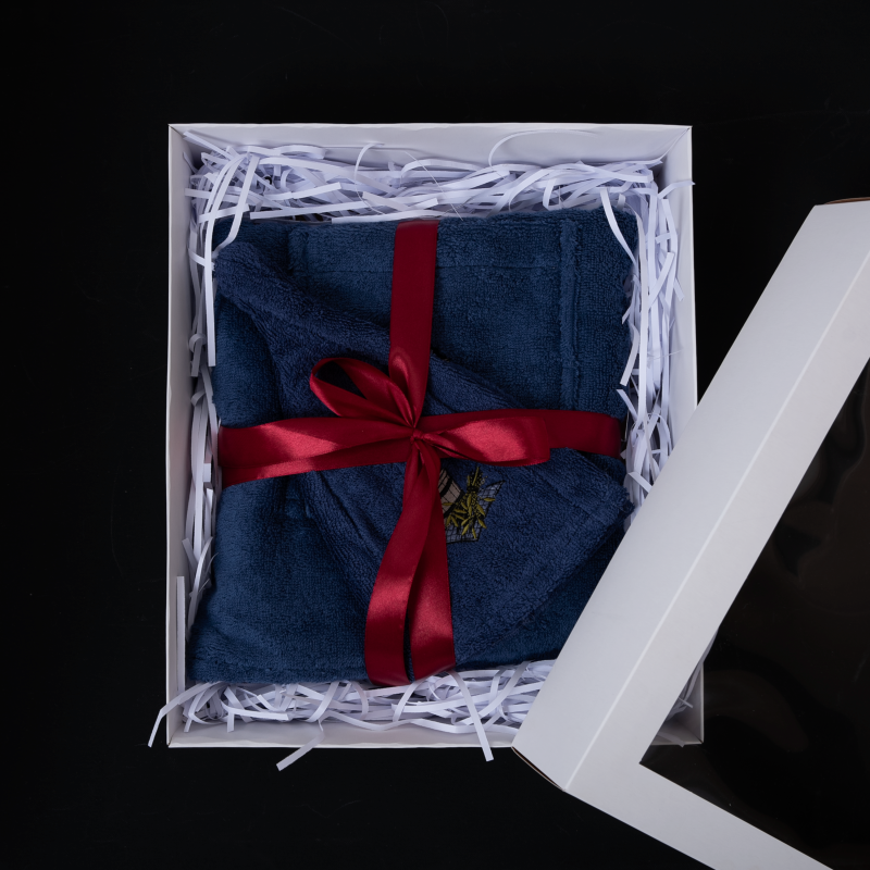 Zestaw prezentowy dla Niego - NIEBIESKI, 55x150 cm, w pudełku prezentowym. Fartuch i czapka do sauny