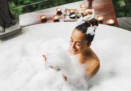 5 trików na bal maturalny: jak zamienić jacuzzi w przyciągający wzrok element na zdjęciu z balu maturalnego