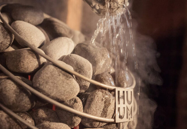 Czy można polewać elektryczny piec do sauny wodą? Prawidłowe użytkowanie i częste błędy