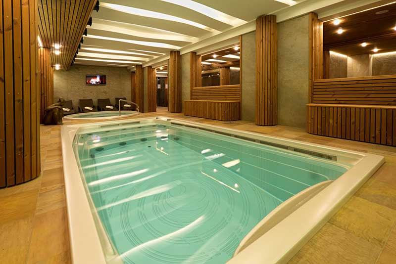 Kryty basen spa USSPA zainstalowany w strefie wellness z oddzielną strefą relaksu
