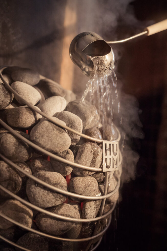 Jak prawidłowo polewać kamienie pieca sauny elektrycznej wodą