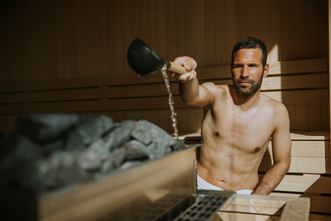 Polewanie kamieni sauny wodą