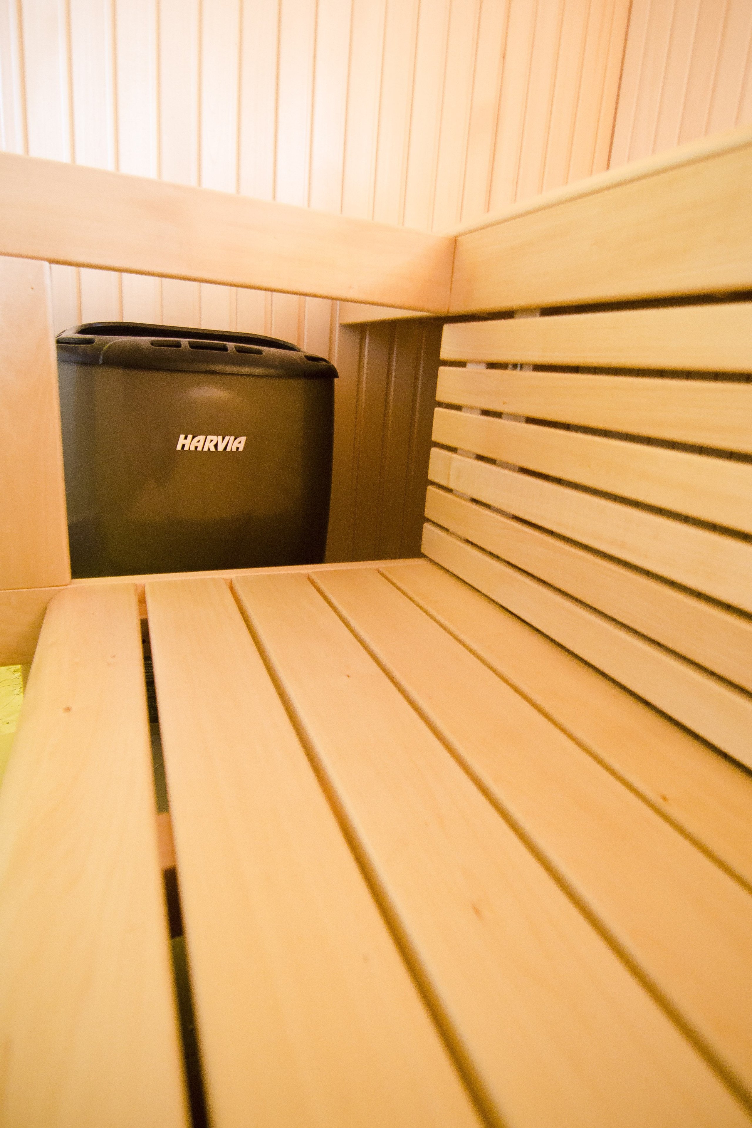 Minimalistyczna sauna z drewna lipowego