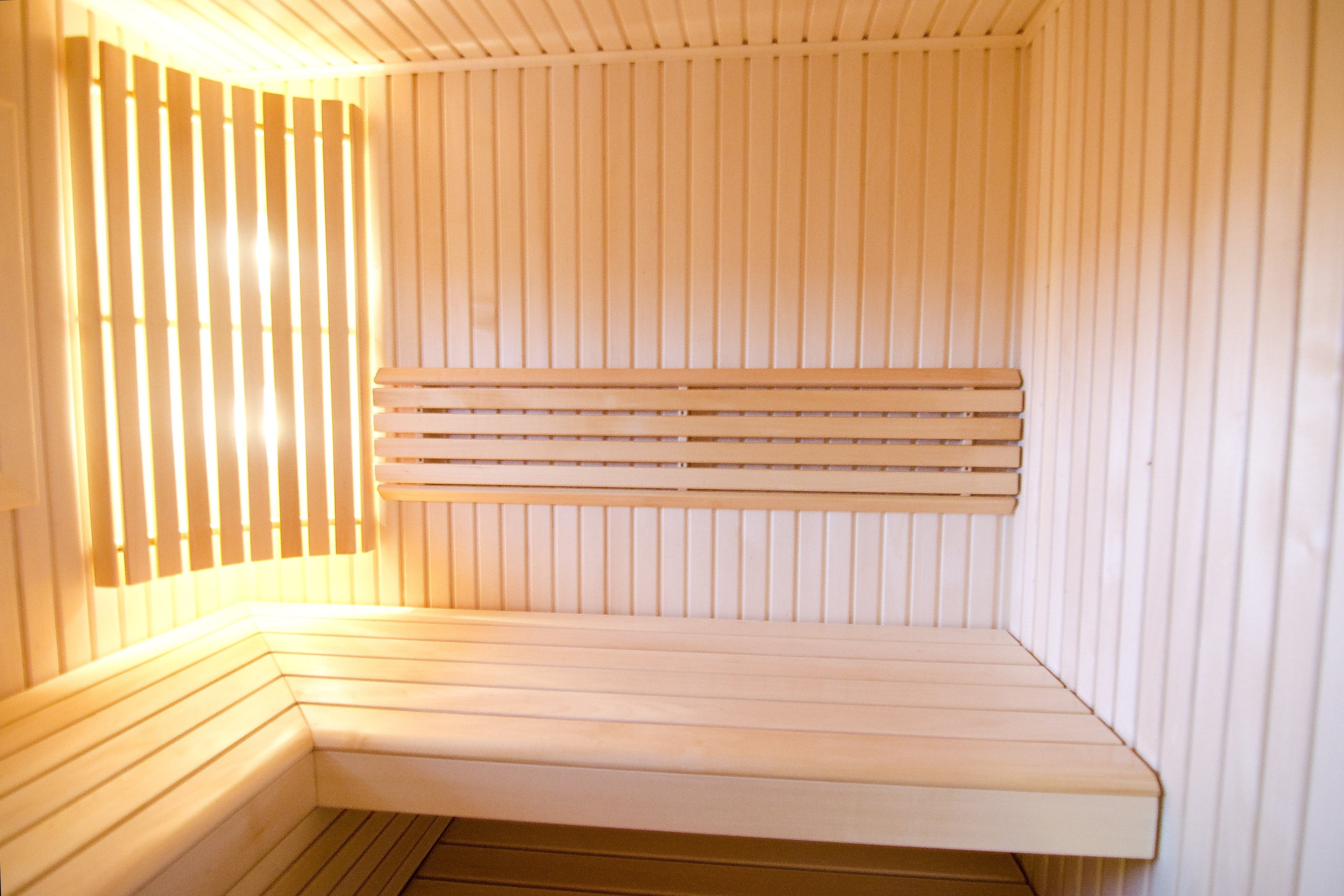 Minimalistyczna sauna z drewna lipowego