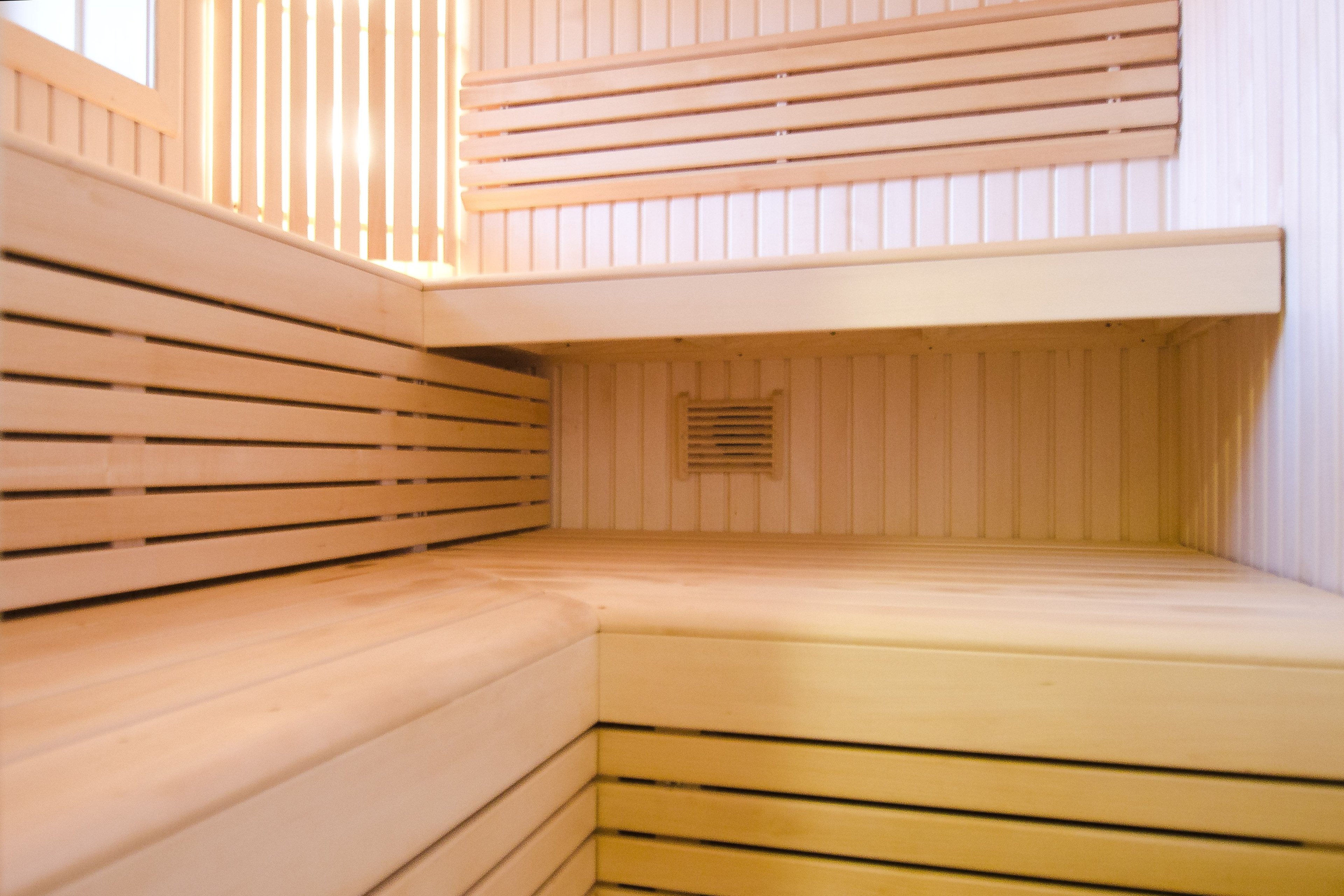 Minimalistyczna sauna z drewna lipowego