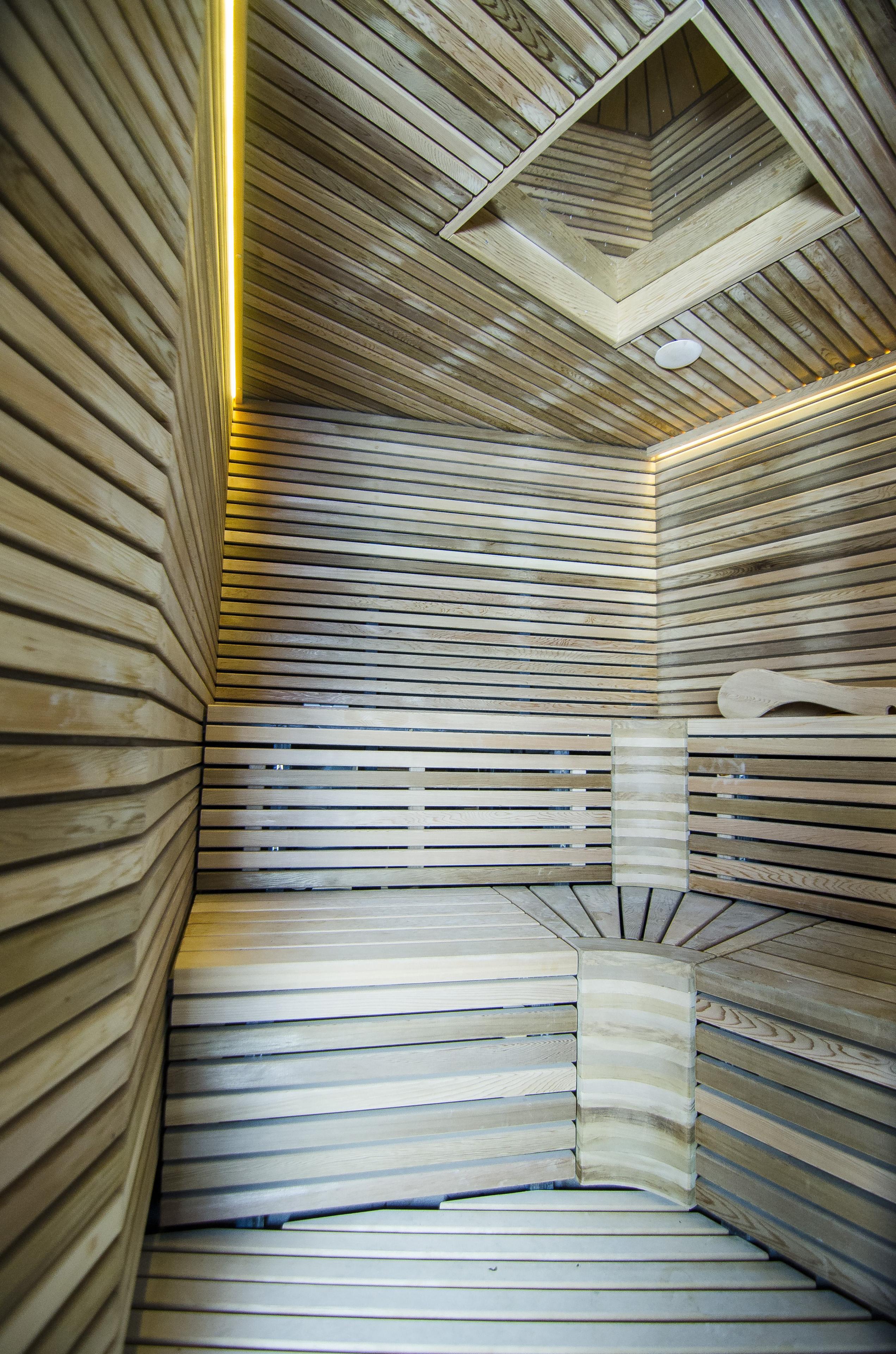 Sauna z ergonomiczną ławką i drewnem cedrowym