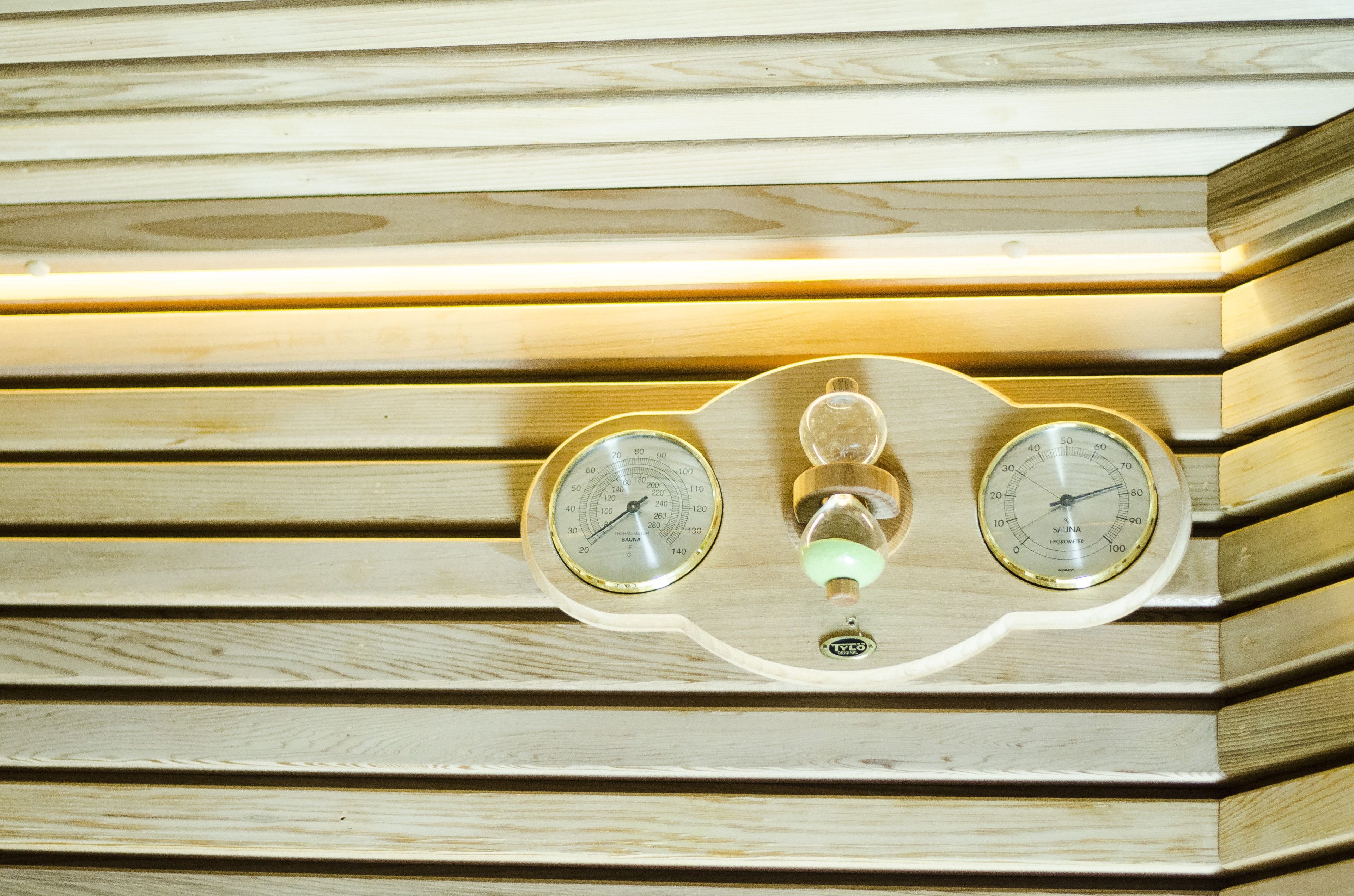 Sauna z ergonomiczną ławką i drewnem cedrowym
