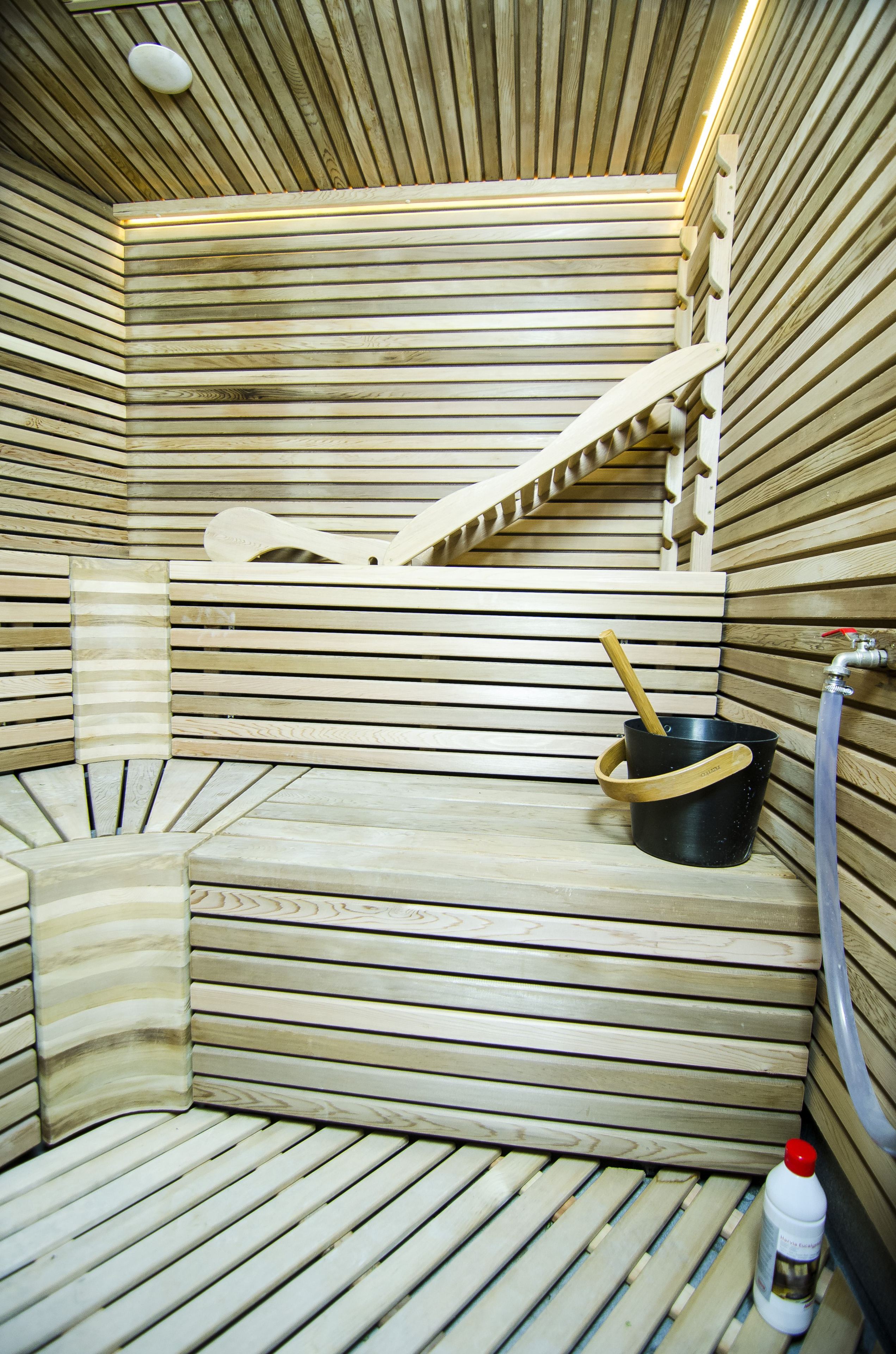 Sauna z ergonomiczną ławką i drewnem cedrowym