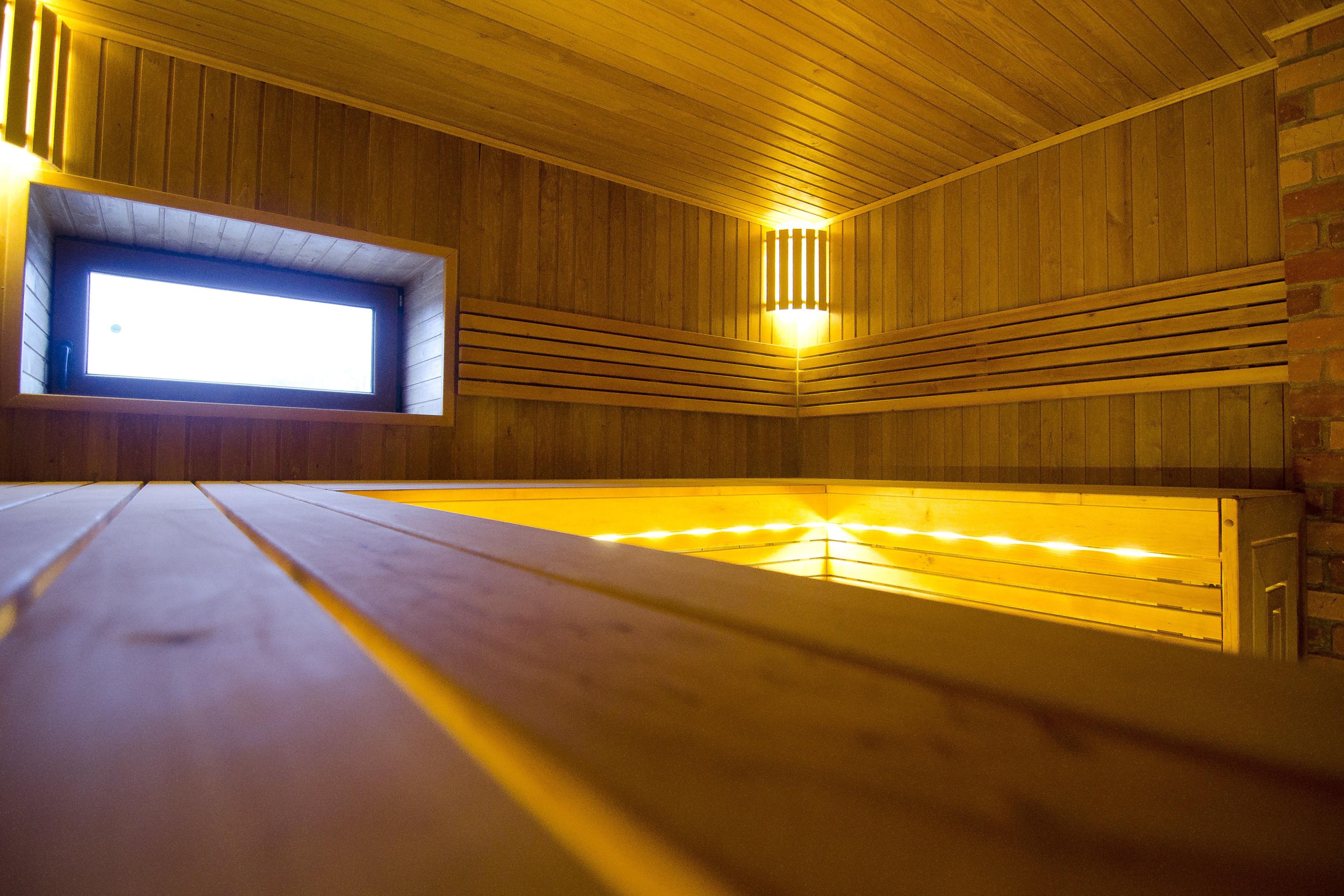 Sauna z trzypoziomowymi ławkami z drewna olchowego