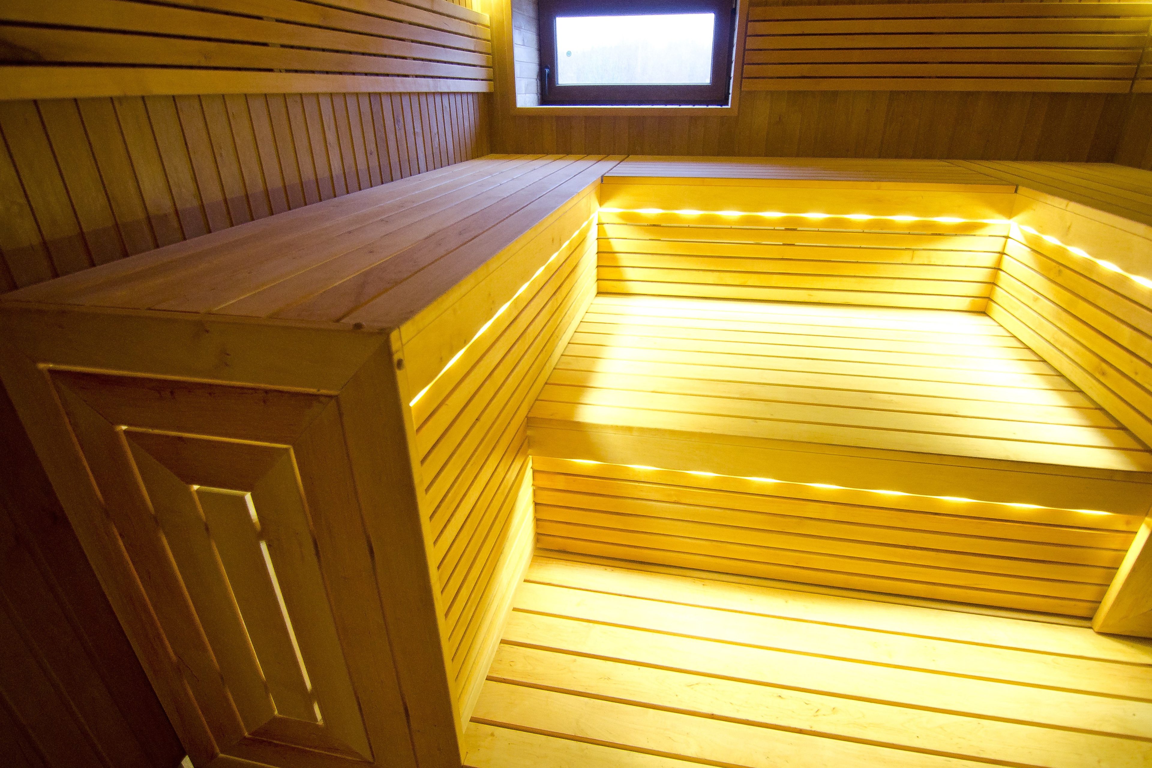Sauna z trzypoziomowymi ławkami z drewna olchowego