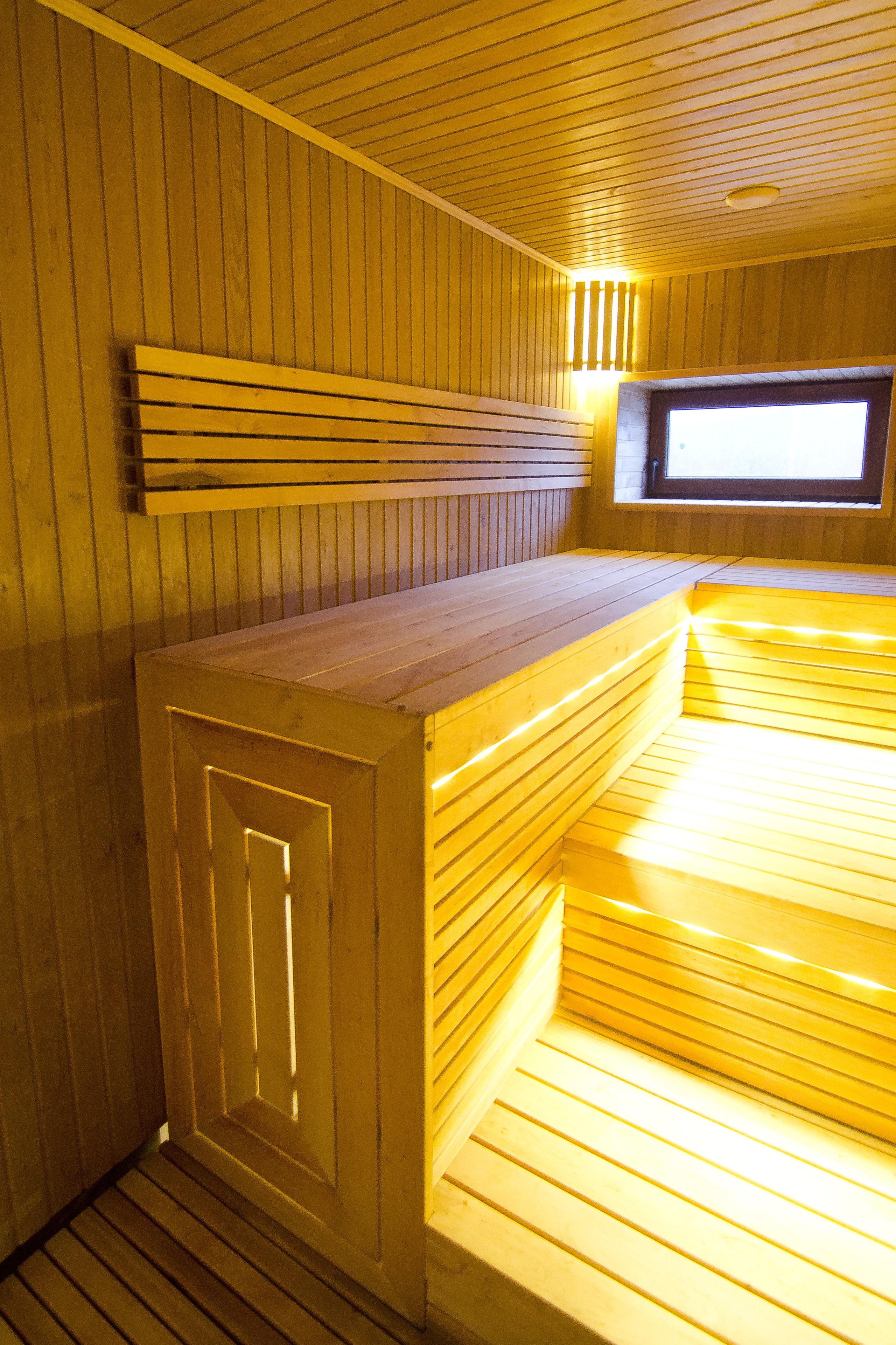 Sauna z trzypoziomowymi ławkami z drewna olchowego