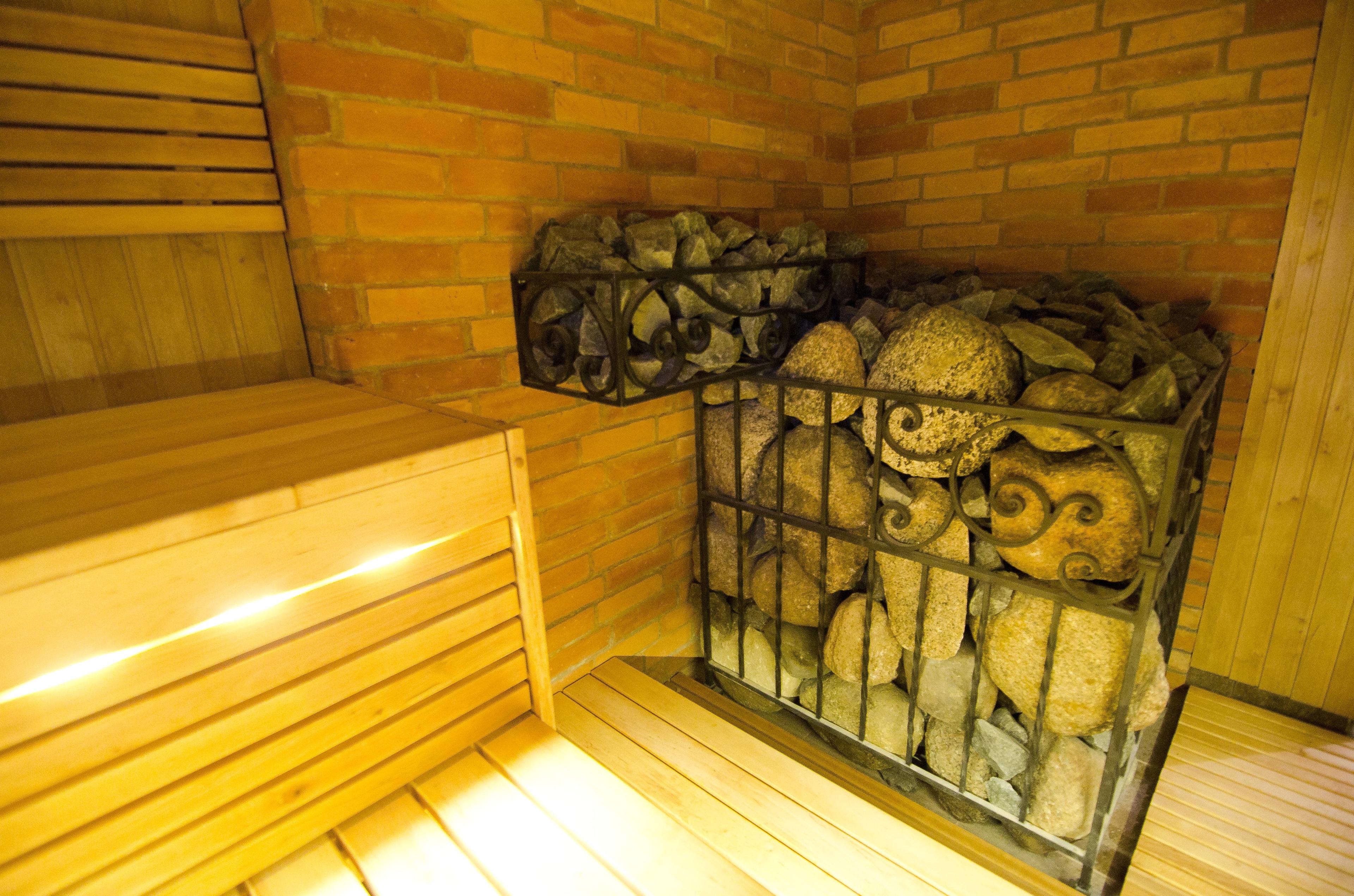 Sauna z trzypoziomowymi ławkami z drewna olchowego