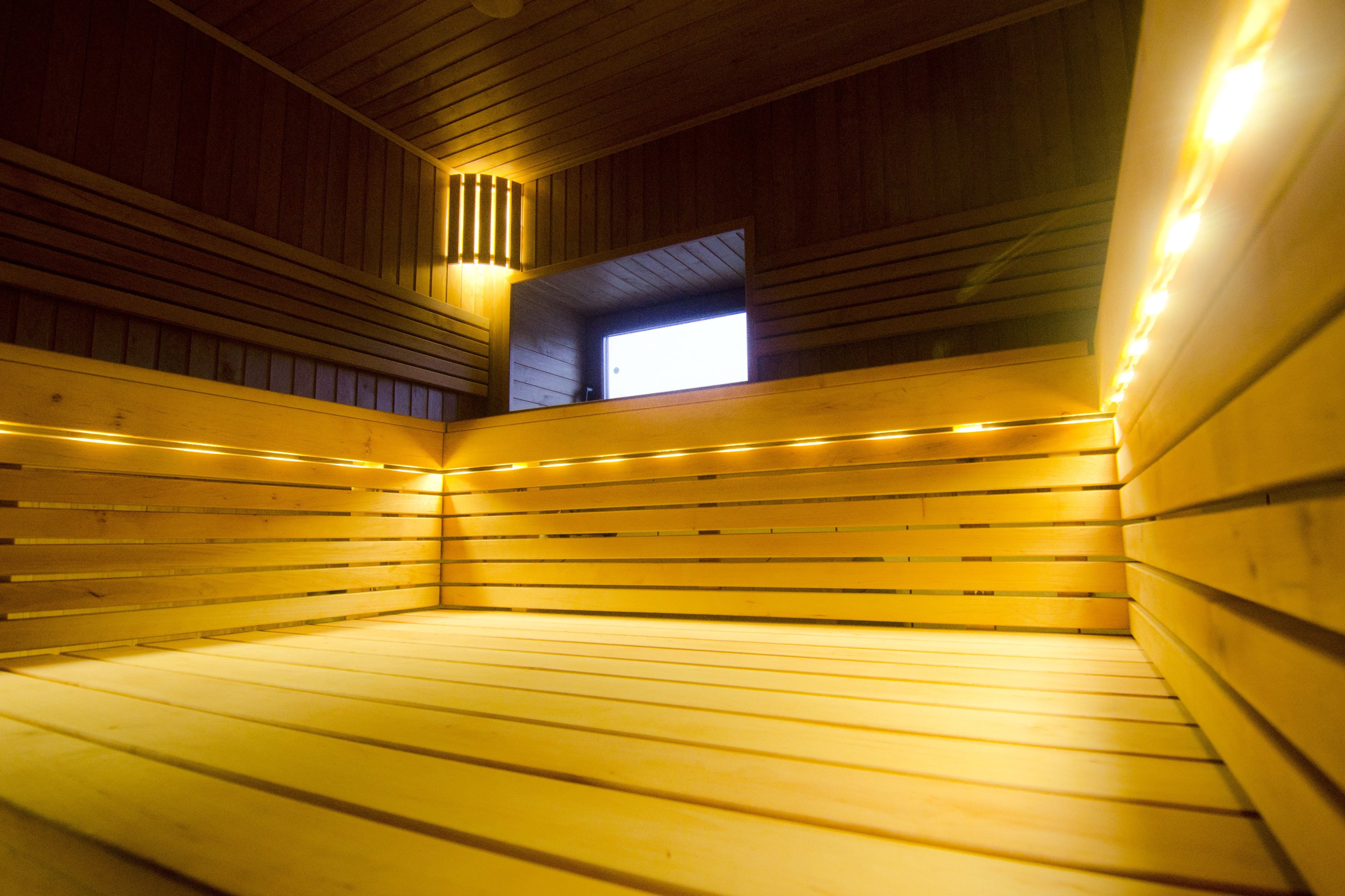 Sauna z trzypoziomowymi ławkami z drewna olchowego