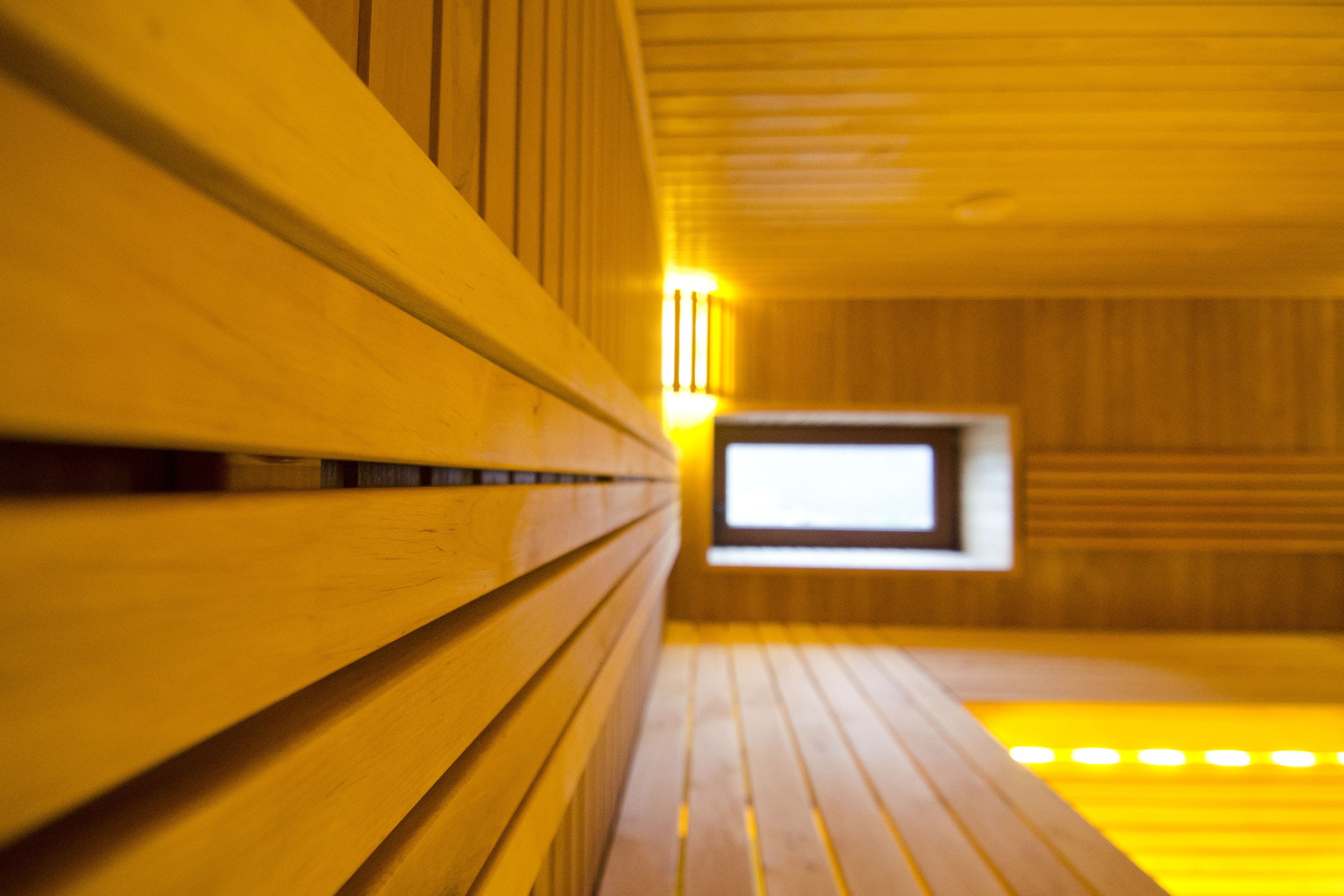 Sauna z trzypoziomowymi ławkami z drewna olchowego
