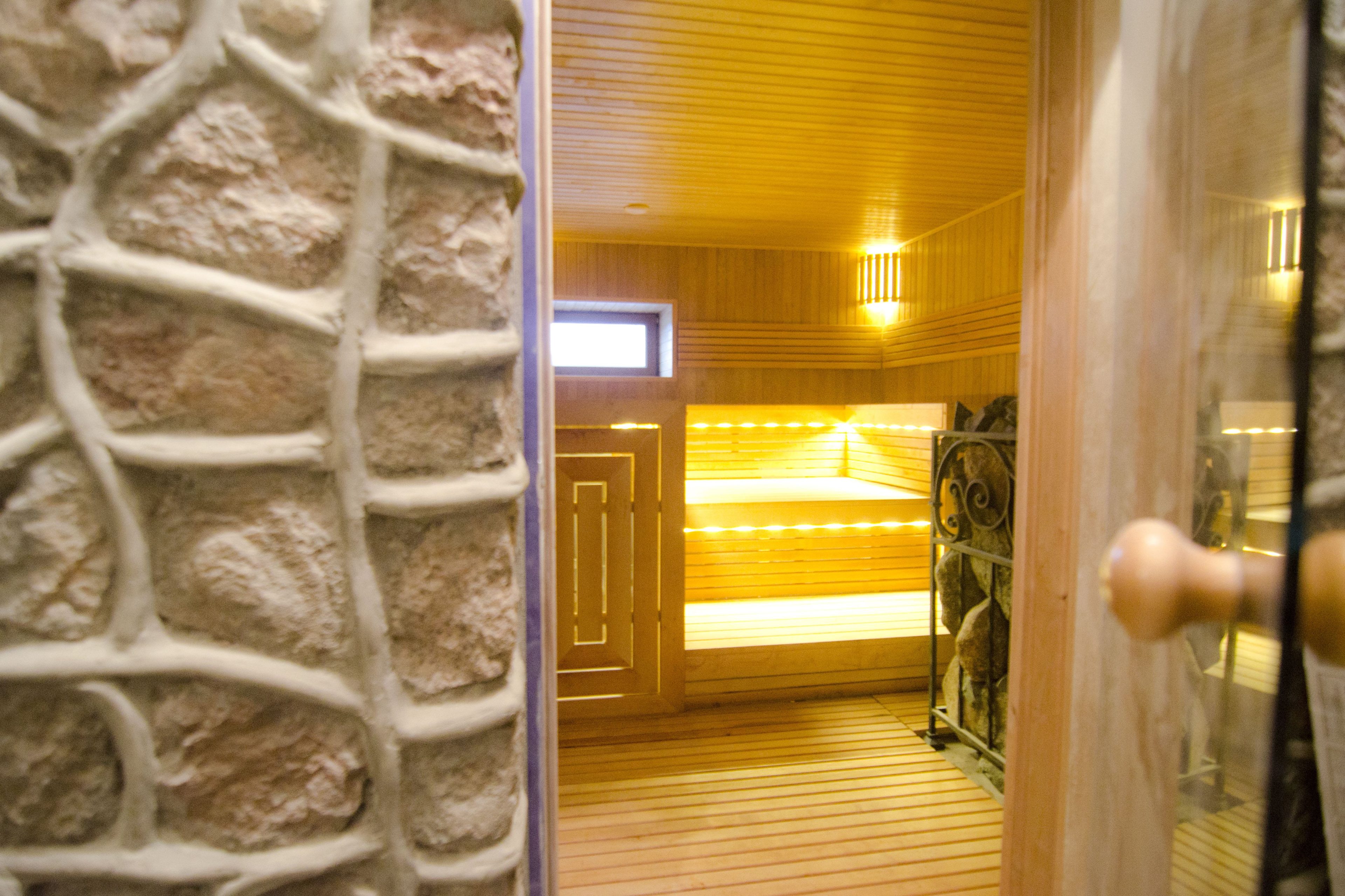 Sauna z trzypoziomowymi ławkami z drewna olchowego