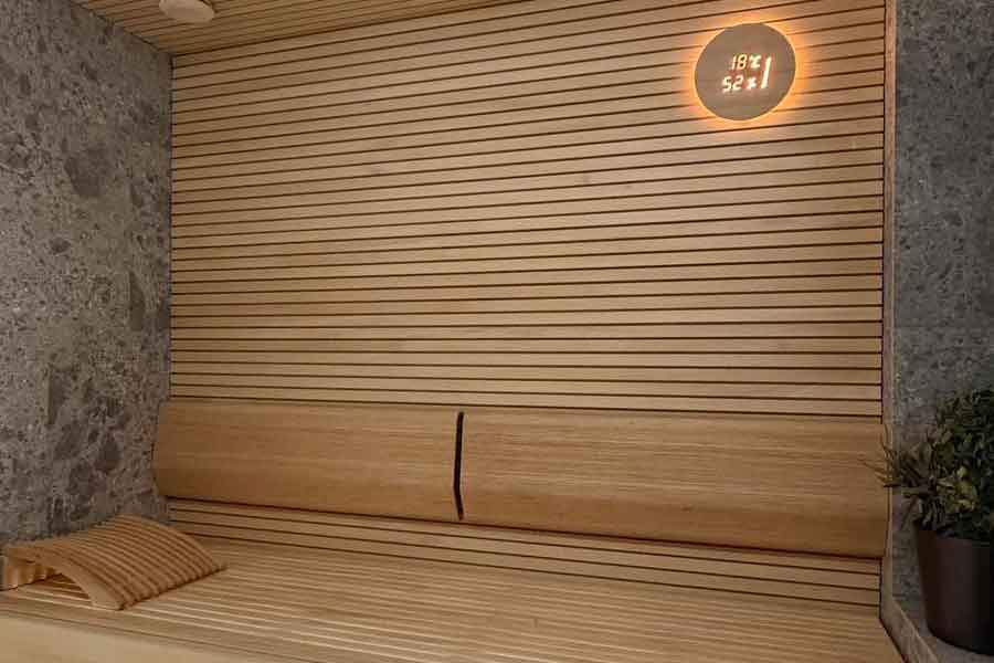 Sauna wykończona drewnem i kamieniem