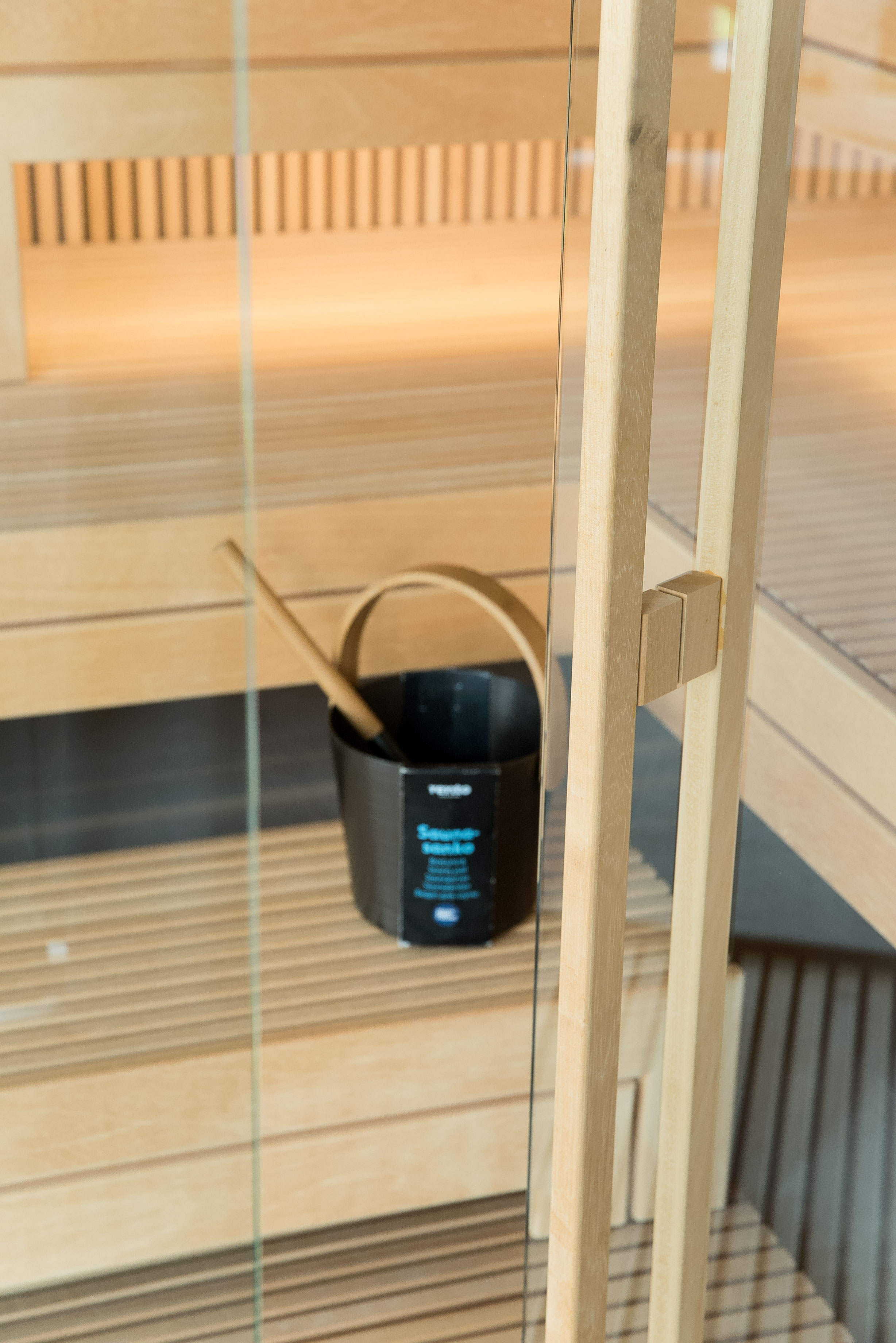 Nowoczesna sauna z funkcją parową i przeszklonym frontem