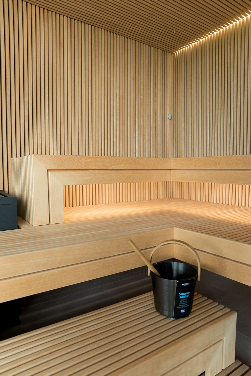 Nowoczesna sauna z funkcją parową i przeszklonym frontem