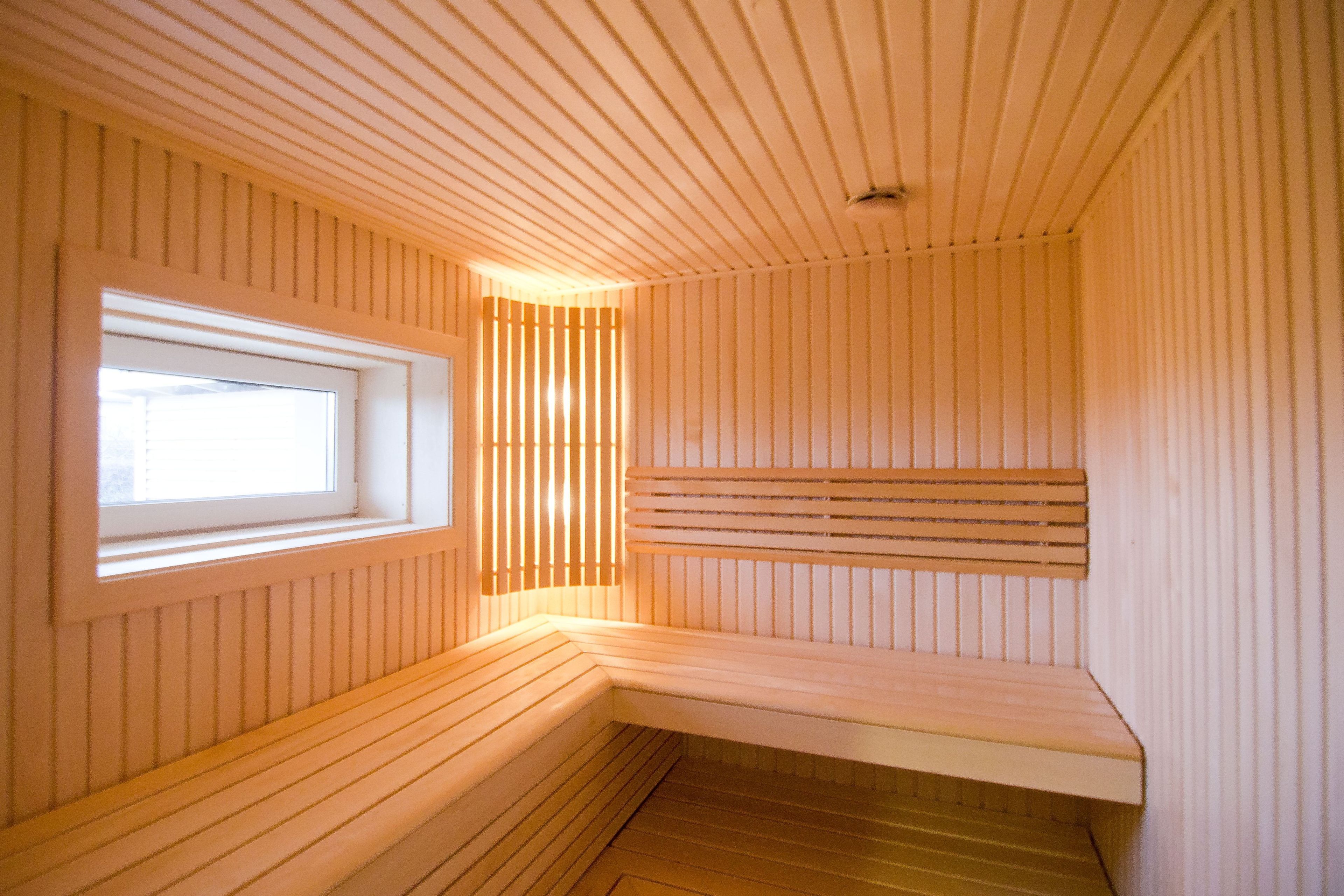 Minimalistyczna sauna z drewna lipowego