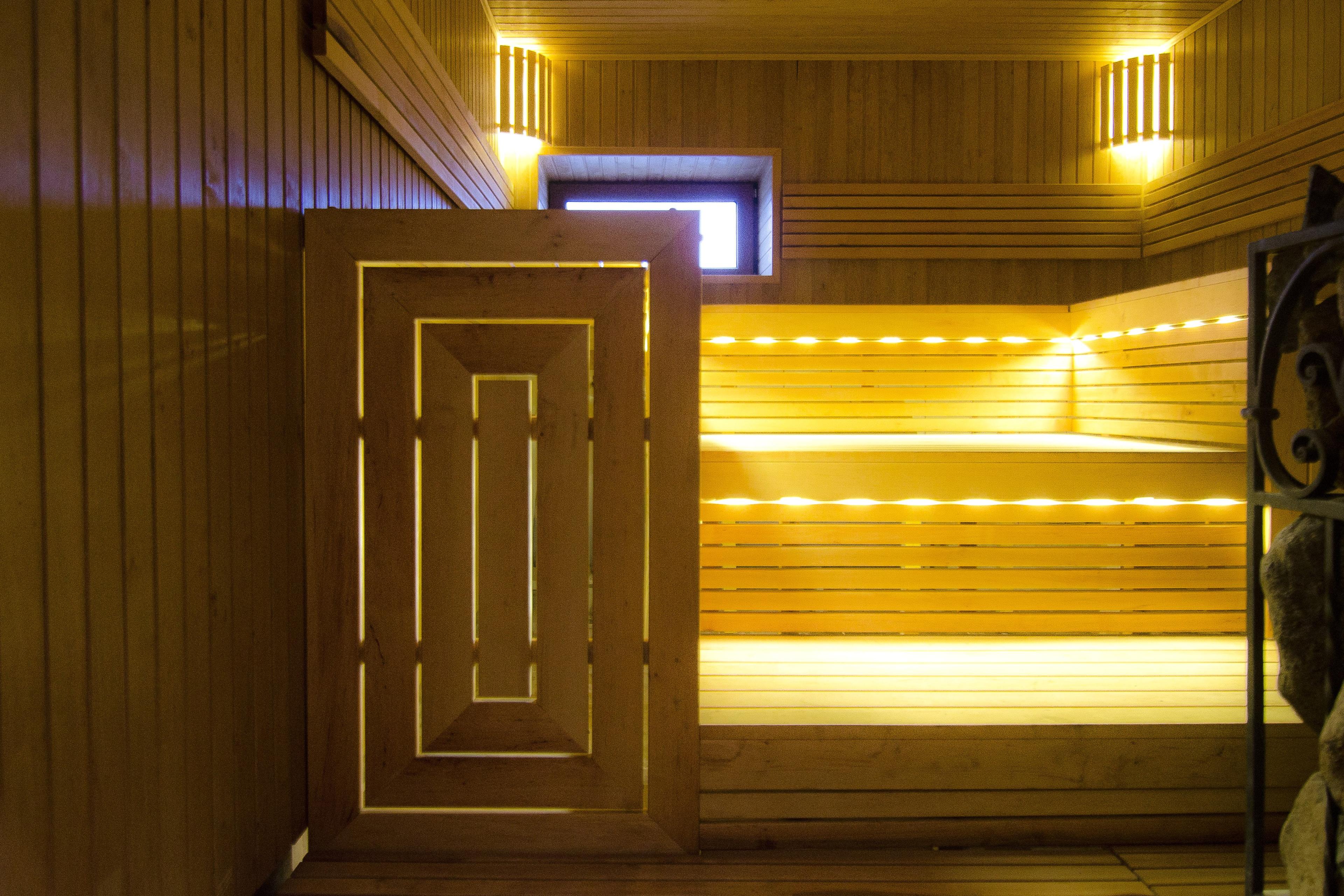 Sauna z trzypoziomowymi ławkami z drewna olchowego
