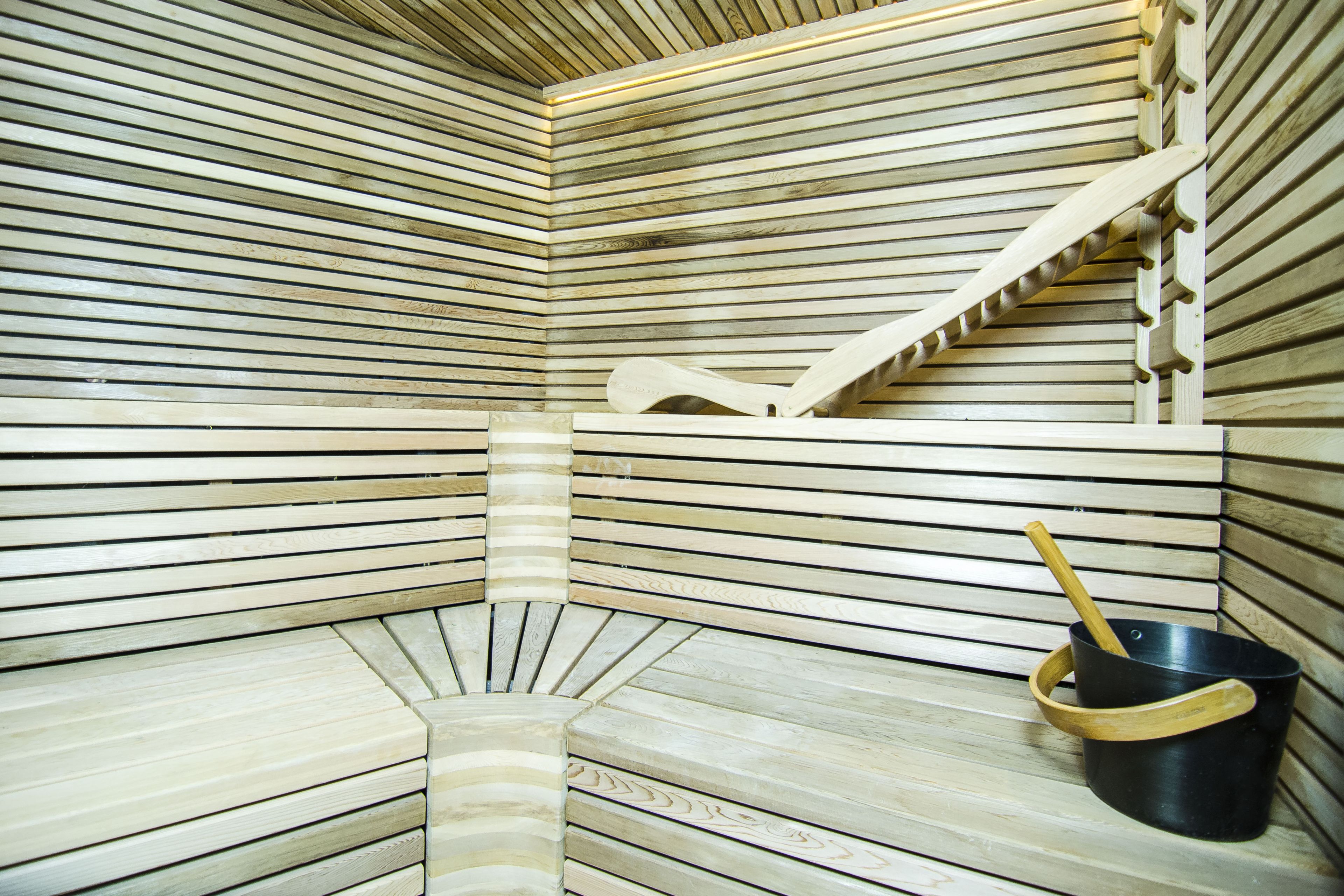 Sauna z ergonomiczną ławką i drewnem cedrowym