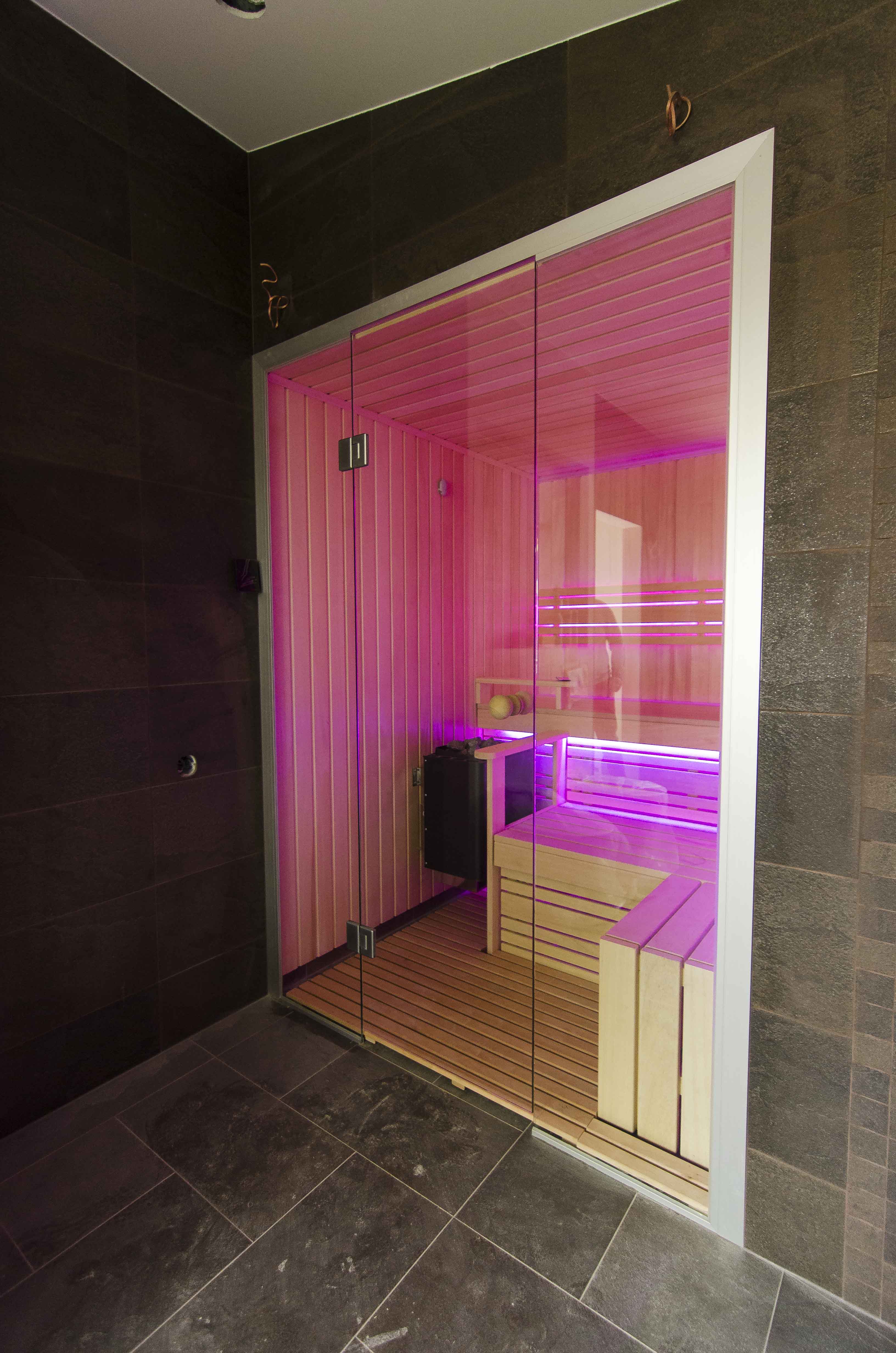 Sauna z kolorowym oświetleniem LED i systemem nagłośnienia