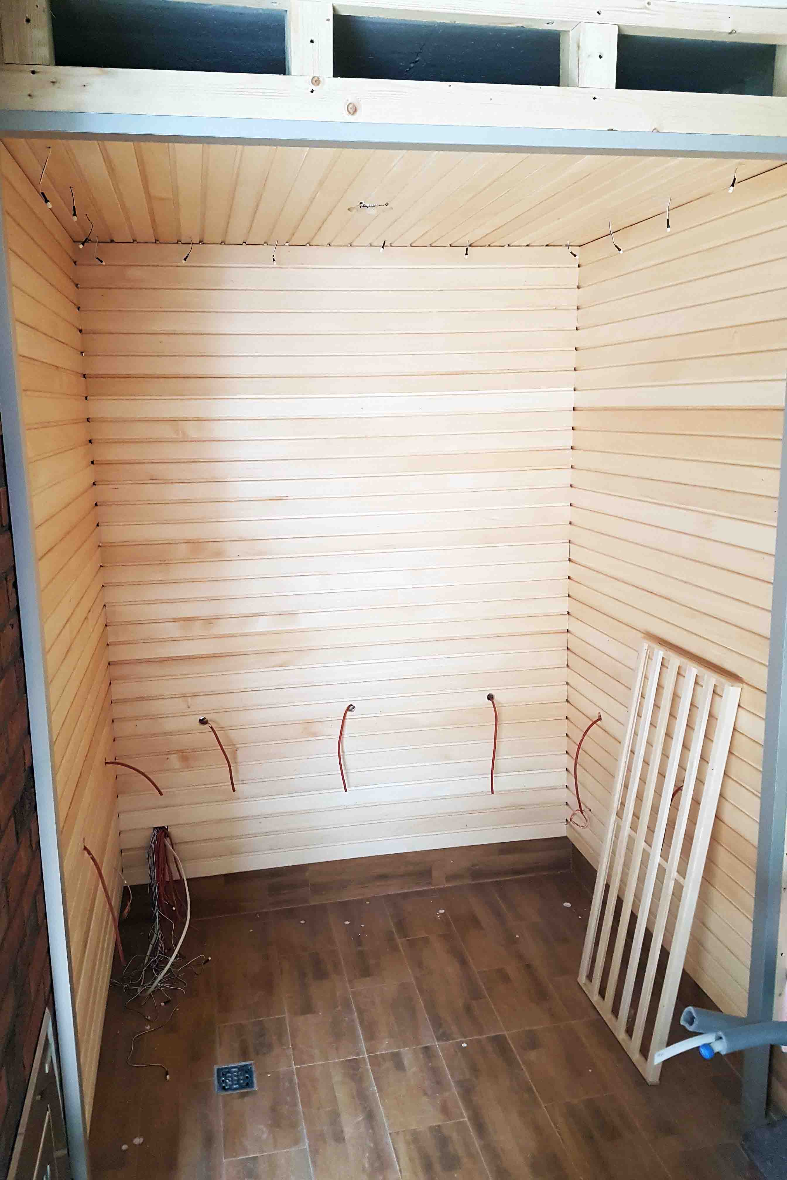 Sauna na podczerwień z przeszklonym frontem i oświetleniem LED