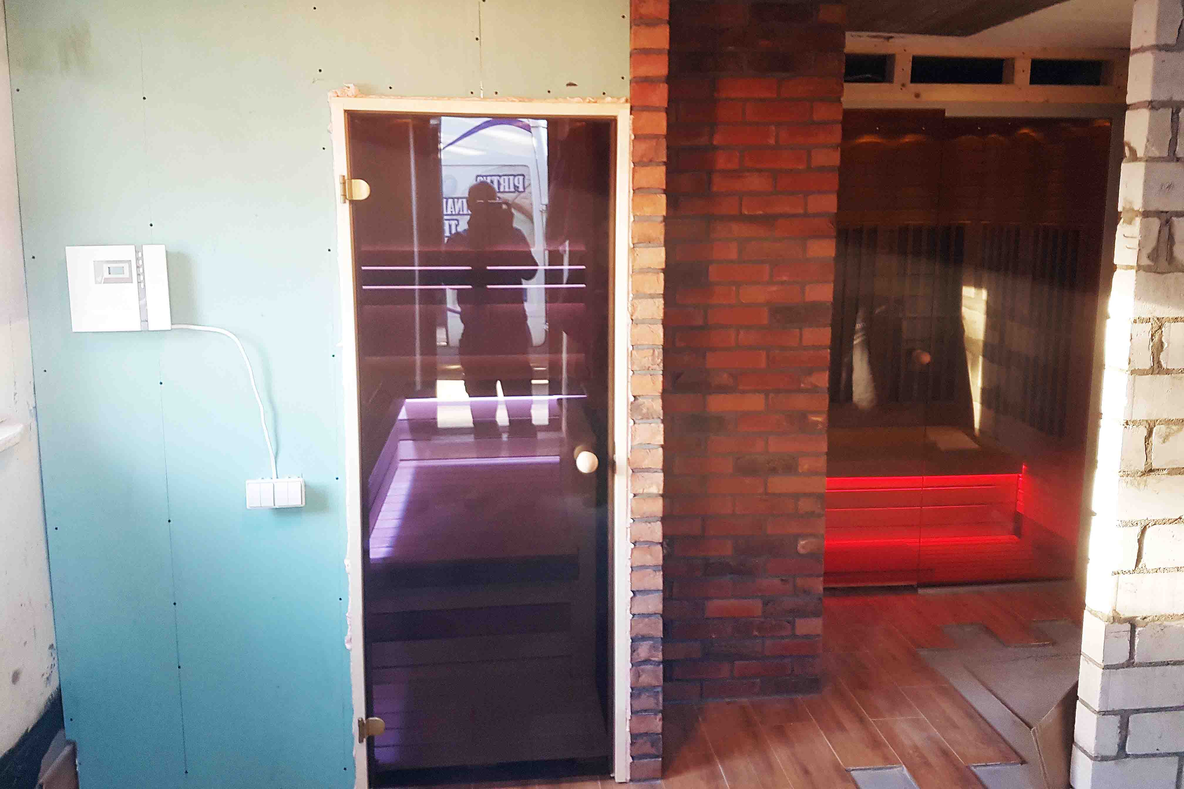 Sauna na podczerwień z przeszklonym frontem i oświetleniem LED