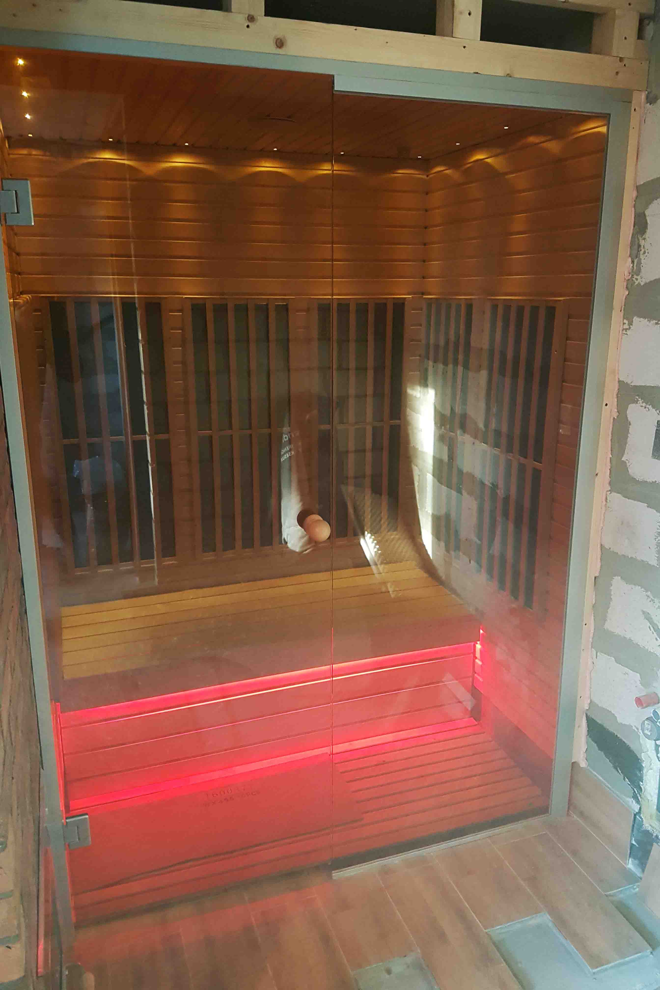 Sauna na podczerwień z przeszklonym frontem i oświetleniem LED